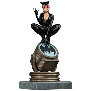 DC Comics - Catwoman on Light-Up Bat-Signal 1:6 Scale Statue